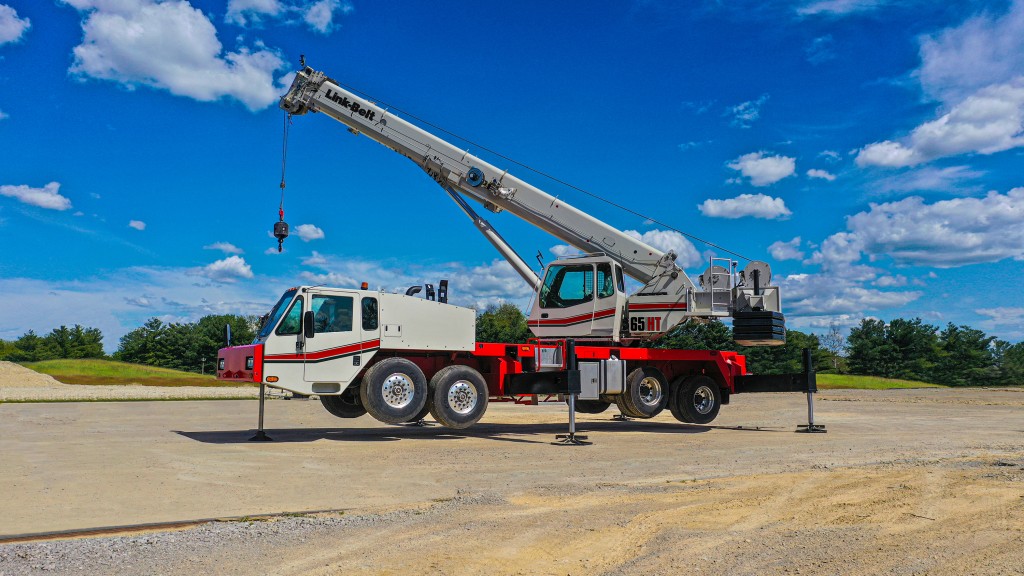 link belt 65ht truck crane in a yard