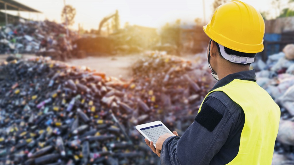 A worker uses Diversys software on their iPad on the work site.