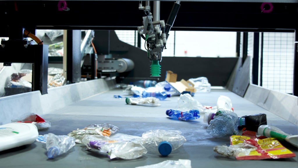 ZenRobotics' fast picker sorting plastics