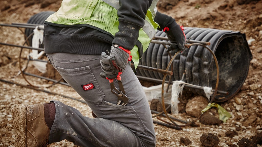 A worker wears Milwaukee pants with FREEFLEX Mobility