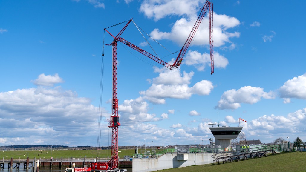 A Liebherr MK 88 tower crane unfolding