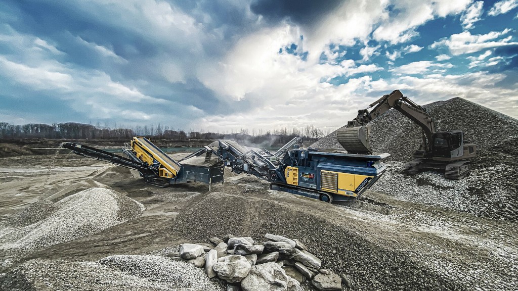 A RUBBLE MASTER mobile impact crusher and inclined screen on the job site