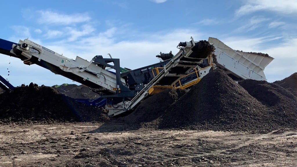 A TRS 550 track mounted recycling screen on the job site