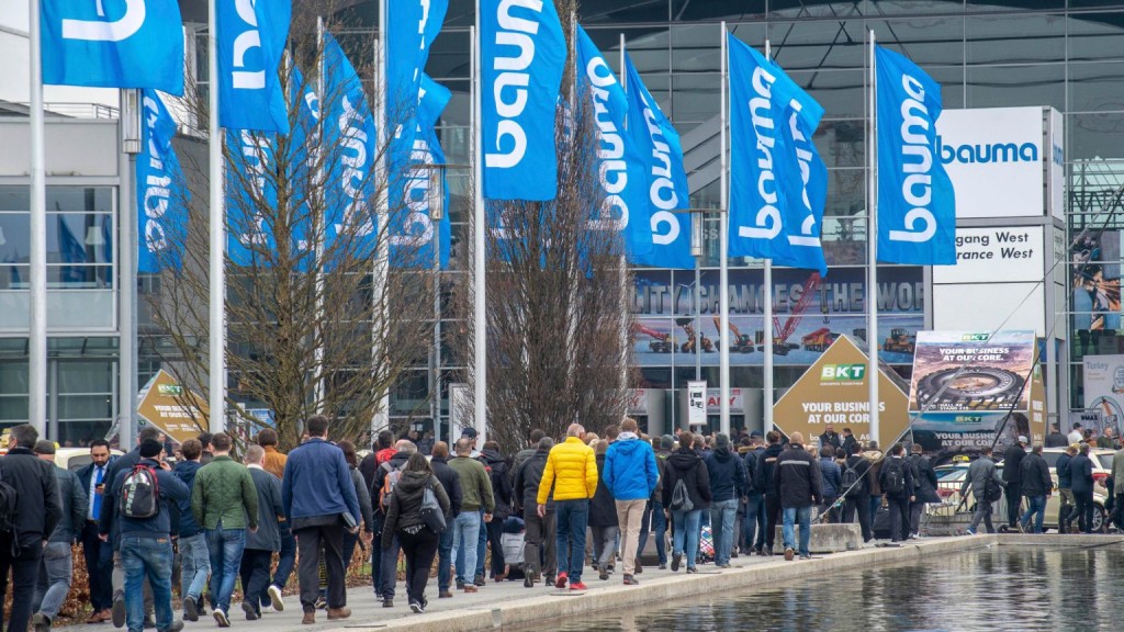 bauma attendess wait in a line