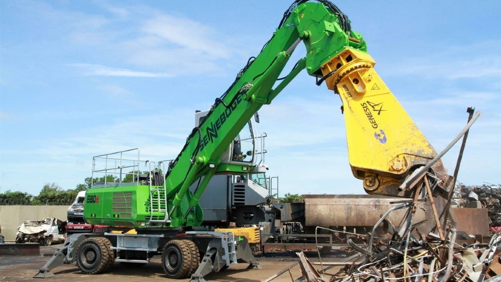 A material handler with a Vario Tool works in a scrapyard