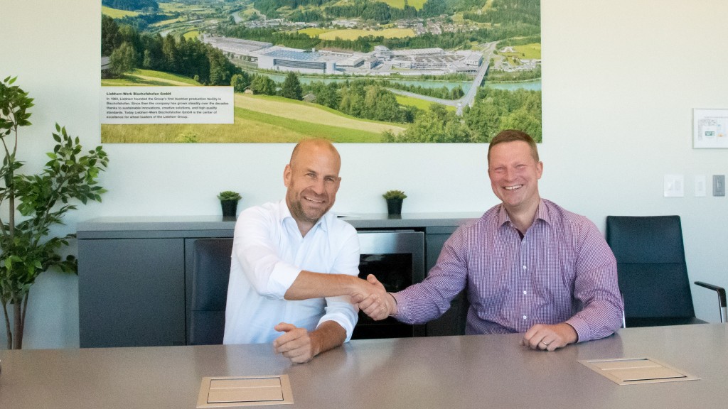 Dr. Torben Reher and Dr. Tim Gerhardt shake hands