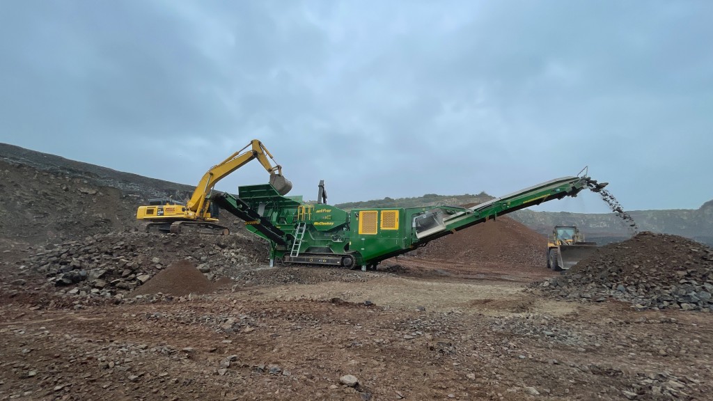 A jaw crusher crushes material on the job site