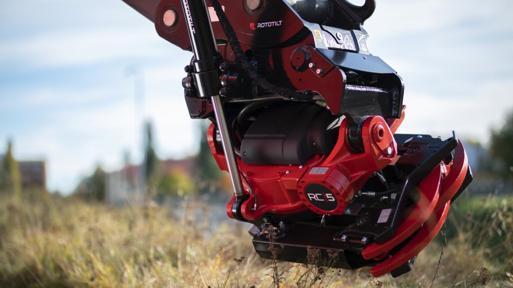 A closeup of a tiltrotator on an excavator