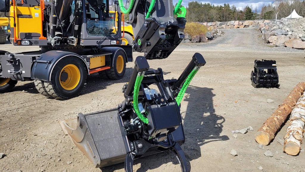 A quick coupler mounted on an excavator.