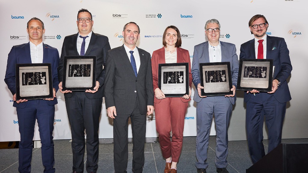 The winners of bauma's Innovation Award pose for a photo