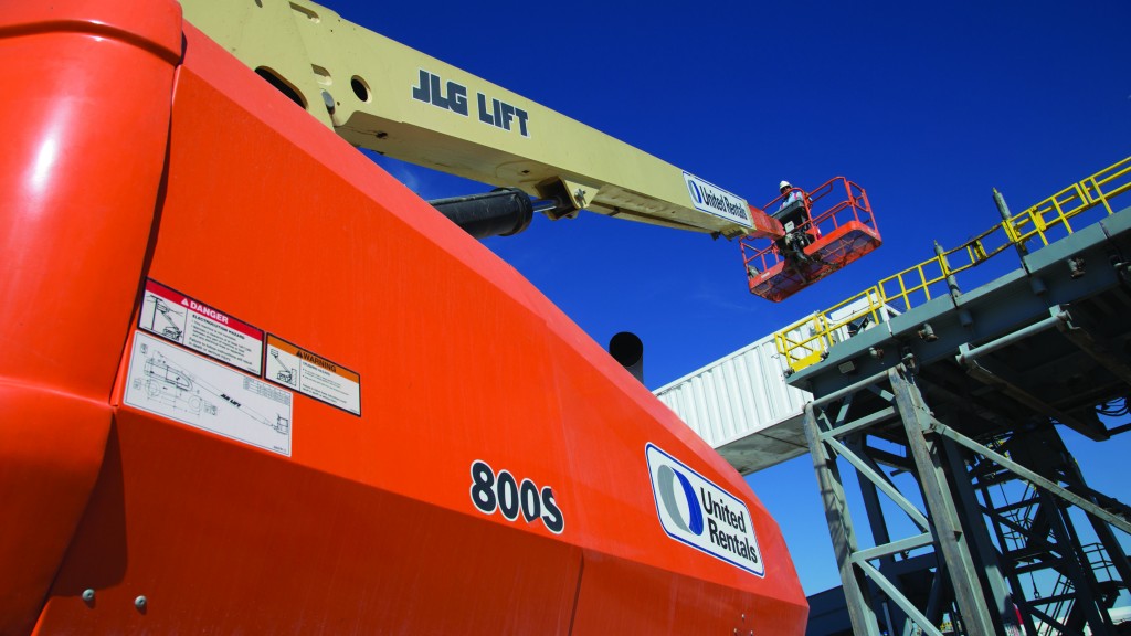 A telescopic boom lift lifts somebody up for repairs