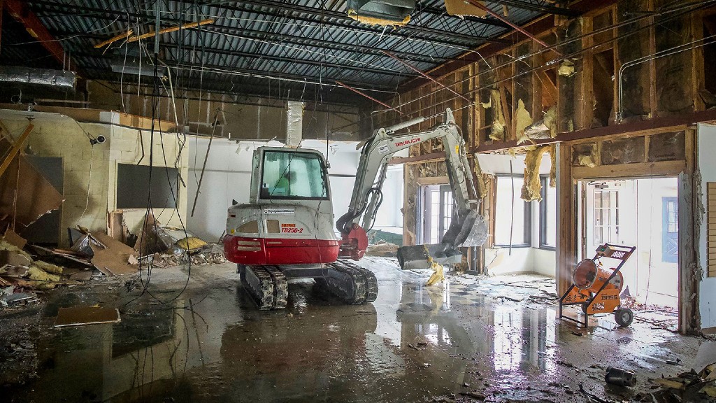 An atomized mist cannon suppresses dust in an enclosed space