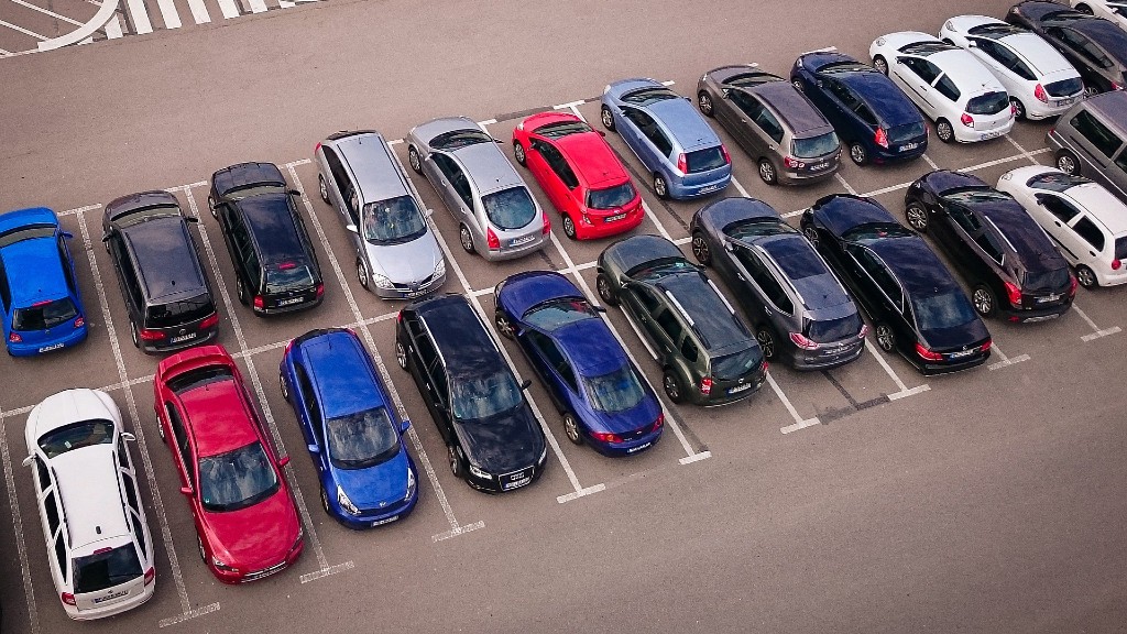 Cars are parked in a parking lot