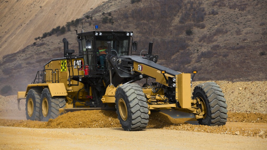 (VIDEO) Caterpillar's new motor grader circle excels at maintaining haul roads at large mines