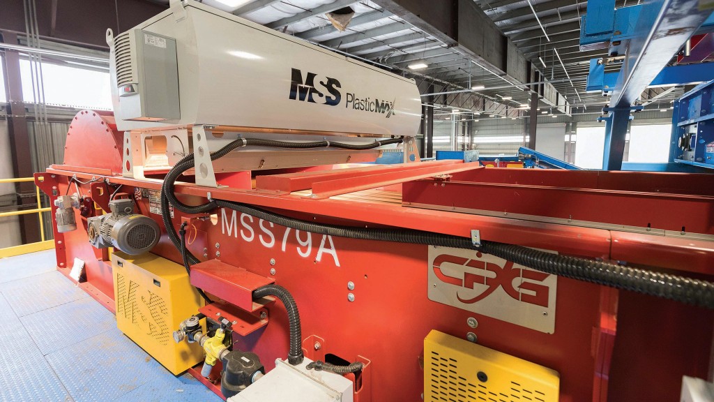 An optical sorter sorts recyclables on a conveyor