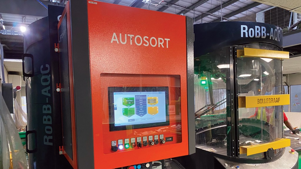 A TOMRA AUTOSORT and RoBB-AQC robotic sorter work together on a sorting line.