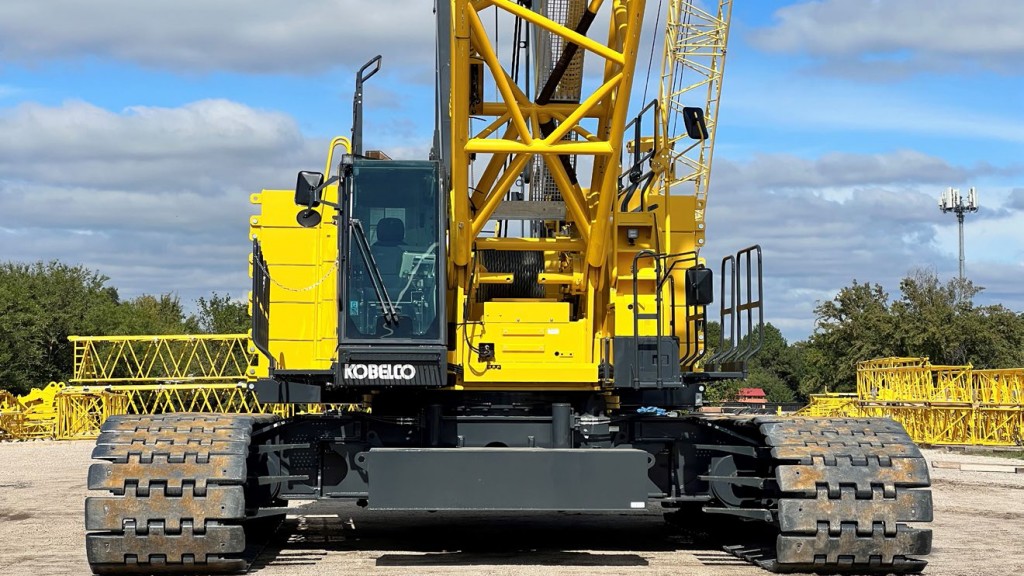 A crawler crane seen from the front