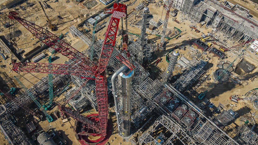 A ring crane helps on a heavy refinery installation