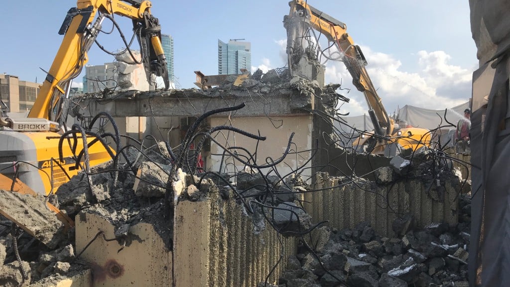 Demolition robots use crushers to demolish a building
