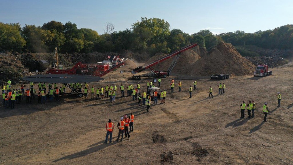 Rotochopper demonstrates latest grinders and screens at Minnesota mulch supplier