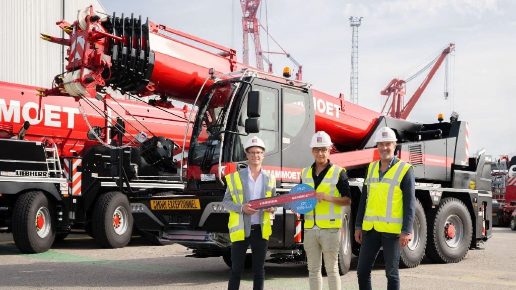 The handover of Mammoet's LTC 1050-3.1E.