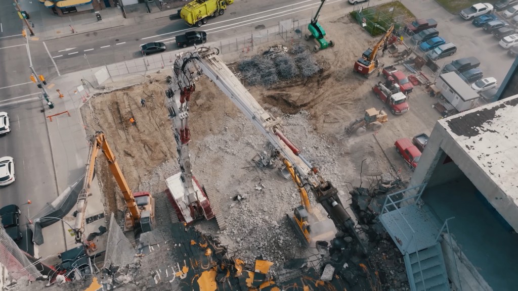 (VIDEO) Priestly Demolition takes down 10-storey Calgary building with colossal KOBELCO excavator