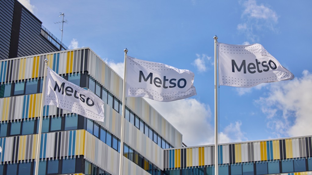 A Metso flag near a building