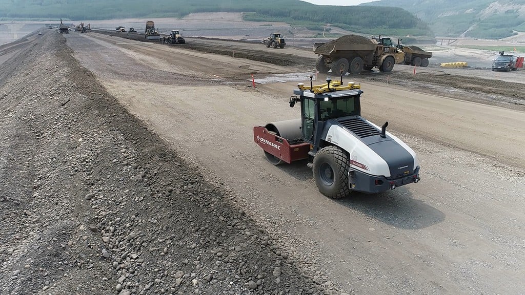 Trimble tests fully autonomous soil compactor on B.C. dam project