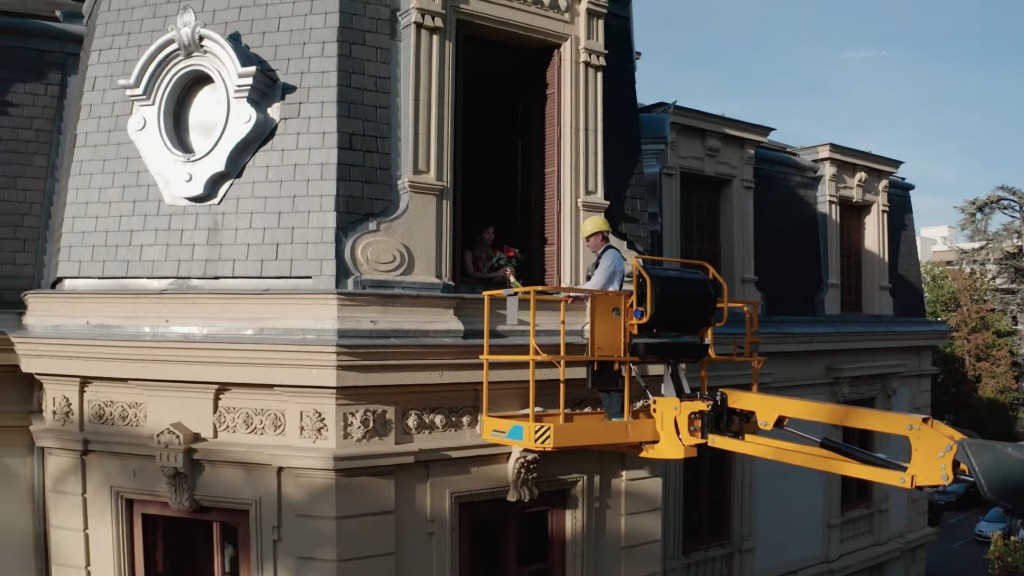 (VIDEO) “Wherefore art thou Romeo?” He’s in his new Haulotte electric articulating boom lift