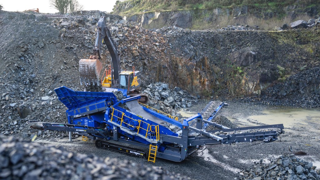 A tracked scalping screen screens out aggregate material