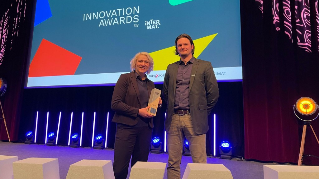 DYNASET CEO Anni Karppinen and R&D Director Pasi Yli-Kätkä receive a trophy at the Intermat Innovation Awards ceremony.