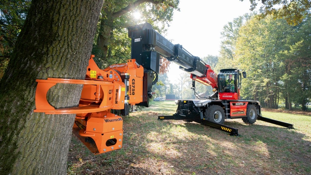 Manitou pairs grapple-equipped tree saw attachment with rotating telehandlers