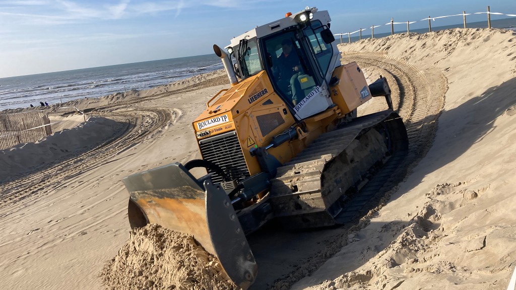 Liebherr dozers help build course for the world’s biggest motorcycle beach race