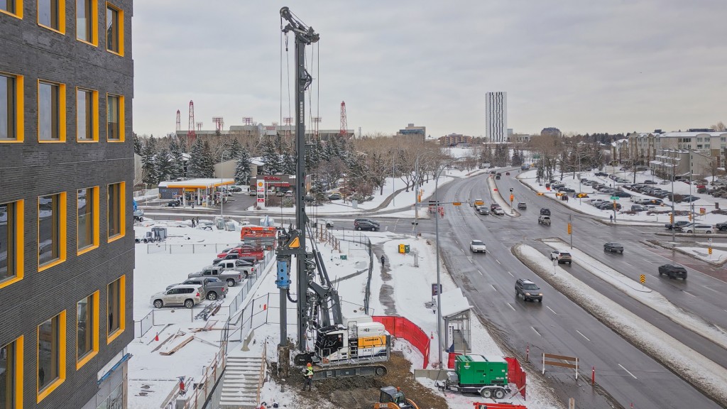 (VIDEO) First electric Liebherr drilling rig in Canada takes icy Calgary winter head-on