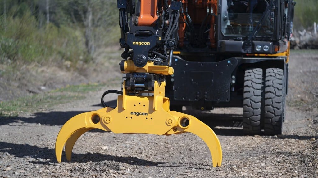 Engcon finger grab is agile to handle loose branches and logs