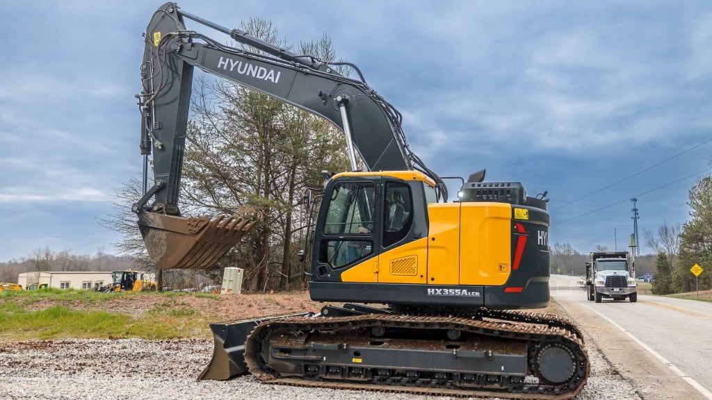 Hyundai 35.5-ton excavator matches engine power, hydraulic flow to required digging force