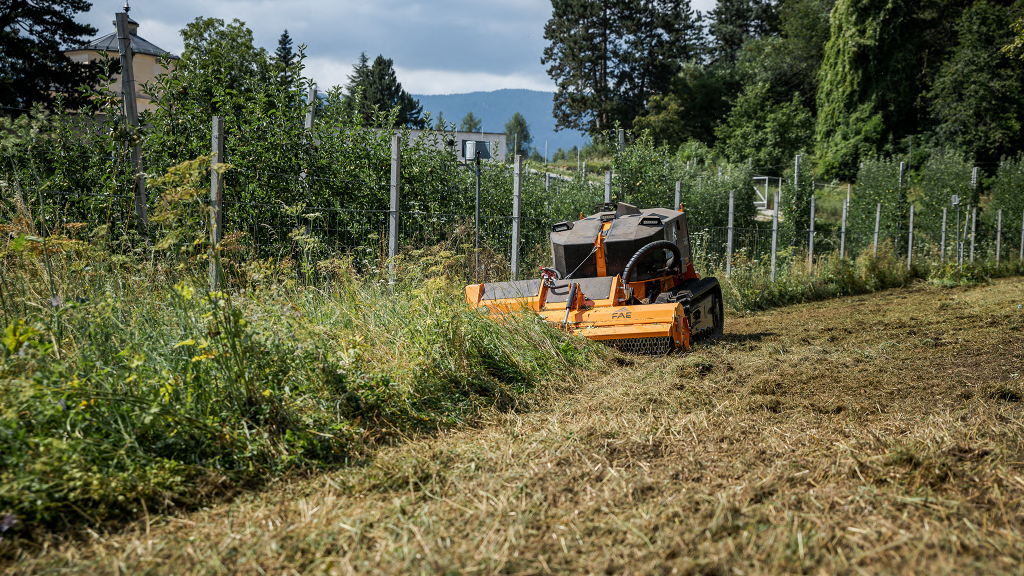 A new attachment for the RCU75 remote-controlled tracked carrier: the PMM/RCU75 swinging hammer mulcher