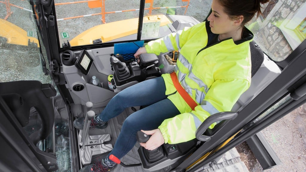 On completion of the Iron Women program, participants will earn qualification to operate both excavators and wheel loaders, opening doors to employment within construction and mining companies across Ukraine.