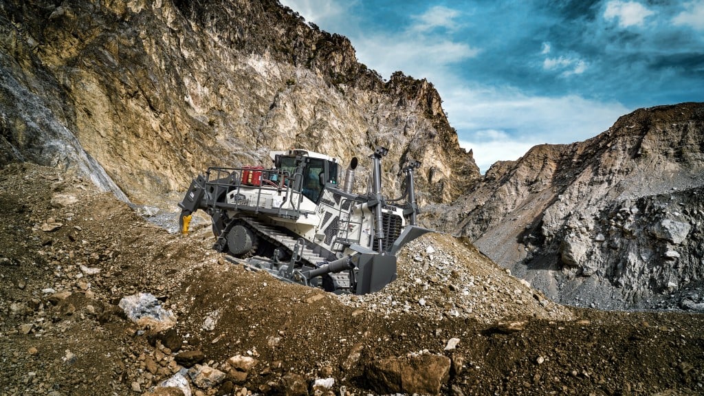 The Liebherr PR 776 G8 mining dozer's hydrostatic drive system’s hydraulic pumps and motors operate virtually wear-free, offering operational dependability.