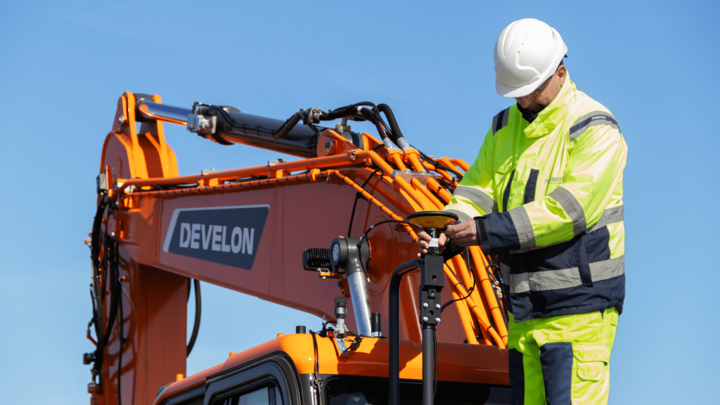 DEVELON and Leica collaborate on aftermarket 3D machine control solution for crawler excavators