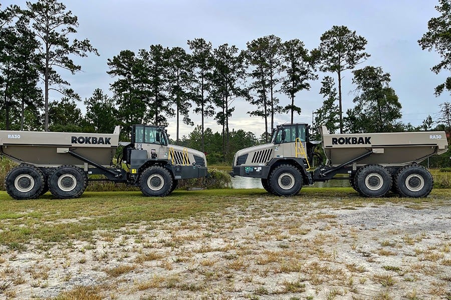 In 2021, Easton Sales and Rentals became the first dealer to receive the new sand-coloured Rokbak articulated haulers.