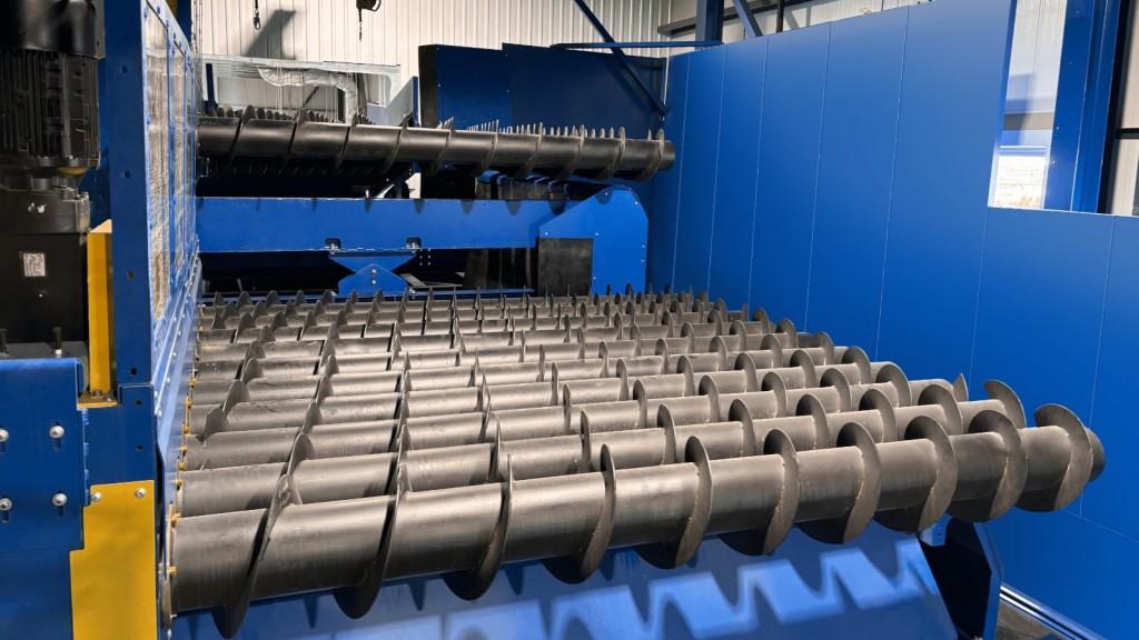 Machinex's new screw screen reduces tonnage sent to manual presort, enhancing worker safety