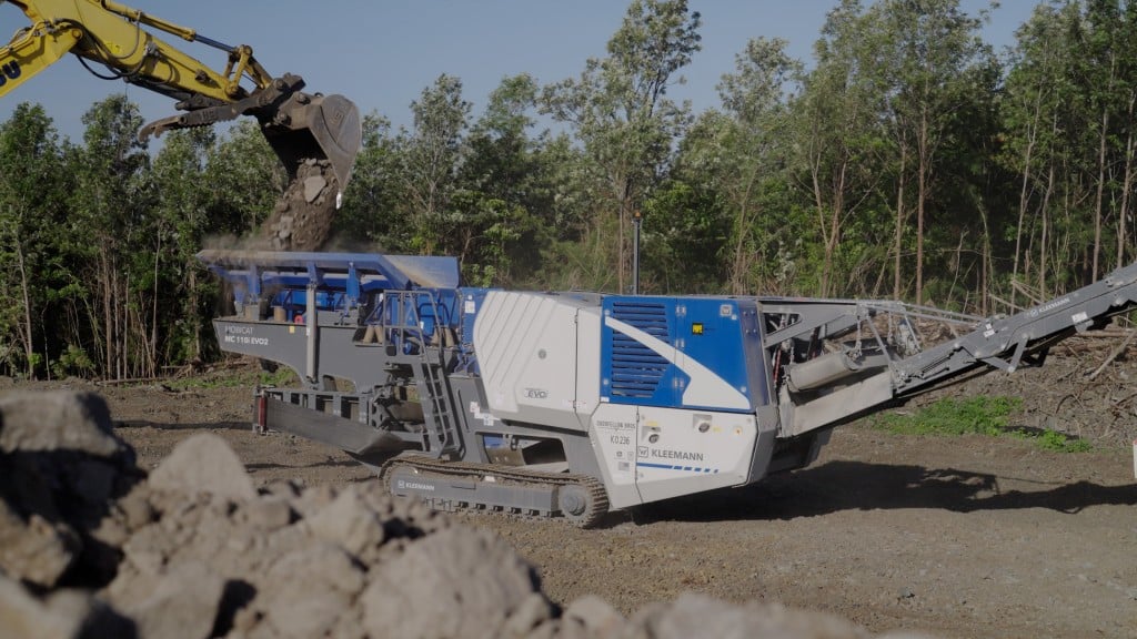 Mobile jaw crusher makes short work of tough Hawaiian blue rock