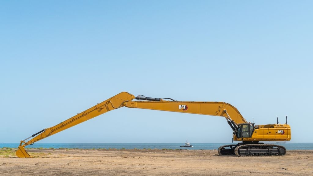 Super-long-reach excavator from Caterpillar tackles long-distance applications