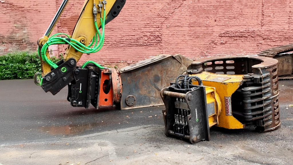 Steelwrist’s new quick coupler for compact excavators makes changing powered work tools easier and safer Steelwrist’s new quick coupler for compact excavators makes changing powered work tools easier and safer