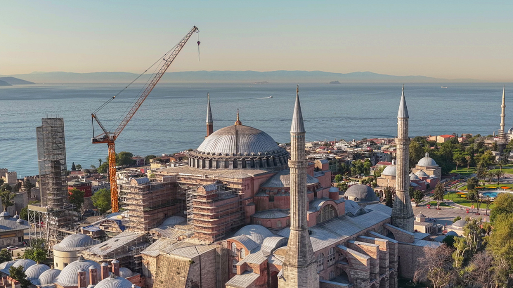 Liebherr provides precise and safe lifting operations for Hagia Sofia restoration