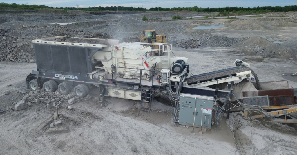 A portable impactor plant crushes aggregates