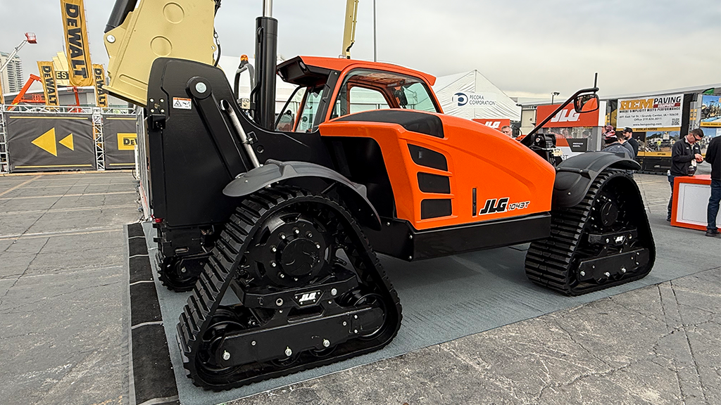 JLG’s new concept offers a smarter tracked telehandler solution for tough ground conditions JLG’s new concept offers a smarter tracked telehandler solution for tough ground conditions