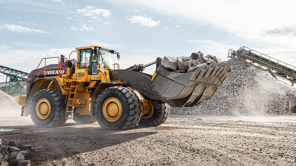 A wheel loader moves a bucket filled with large-size aggregates A wheel loader moves a bucket filled with large-size aggregates