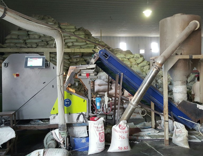 Sesotec sorting technology replaces manual sorting of PET and PVC flakes